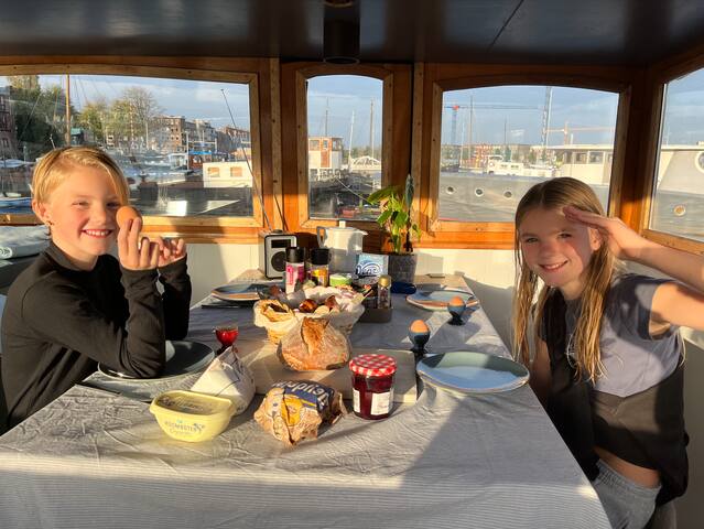 XL luxurious houseboat on hot spot gallery image 2