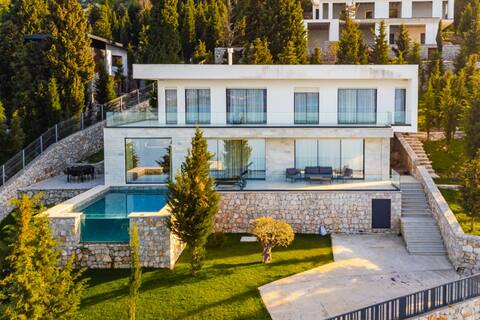 Villa Serenity: Luxury Lakeside Manor