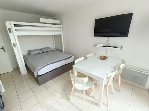 Airbnb performant: Disney 5 guests, PK privé gratuit, balcon, lit bb. à Montévrain