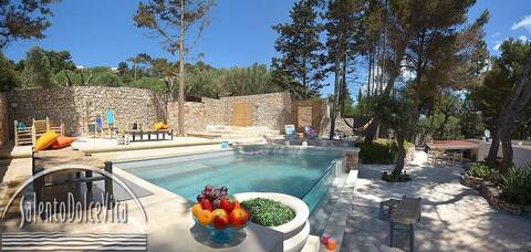 Charming villa with swimming pool a stone's throw from the sea