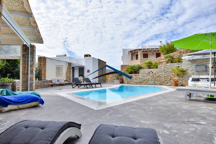 Fantastic villa with a pool and large outdoor area gallery image 2