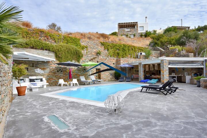 Fantastic villa with a pool and large outdoor area gallery image 4