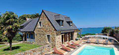 Villa with sea view, beach, pool.