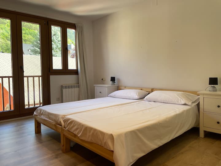 Dhoma në katin e parë është dopio, me dy krevate tekë që mund të jenë së bashku ose të ndarë. Pamje nga një oborr i brendshëm privat.