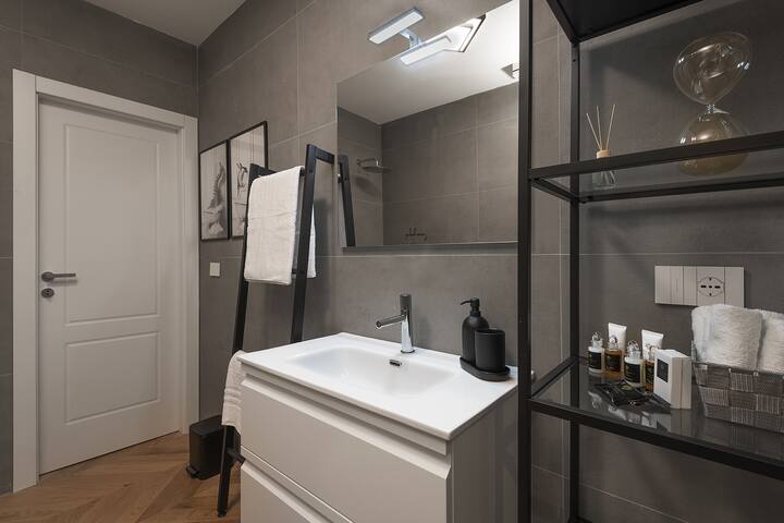 [YOLO Luxury Apartment] – 5 Minuti dal Duomo gallery image 5