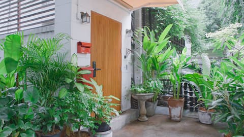 Private Garden House, 1-min BTS, 3 Baths, Sleeps 8