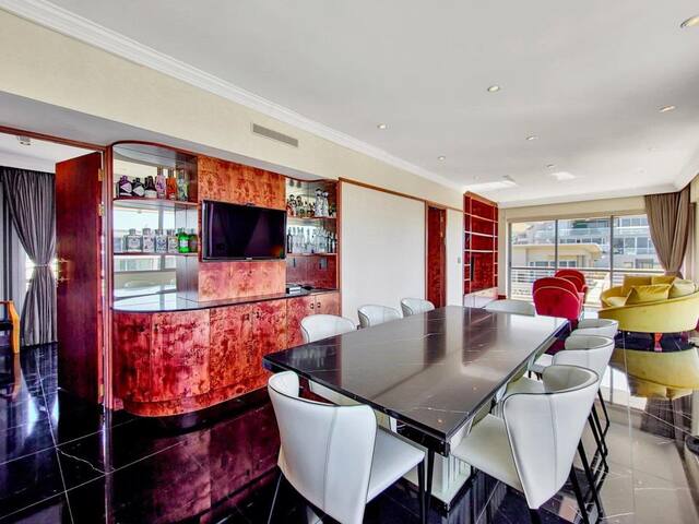 Luxury penthouse close to Waterfront & CTICC gallery image 4