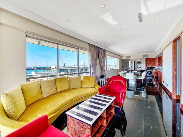 Luxury penthouse close to Waterfront & CTICC gallery image 2