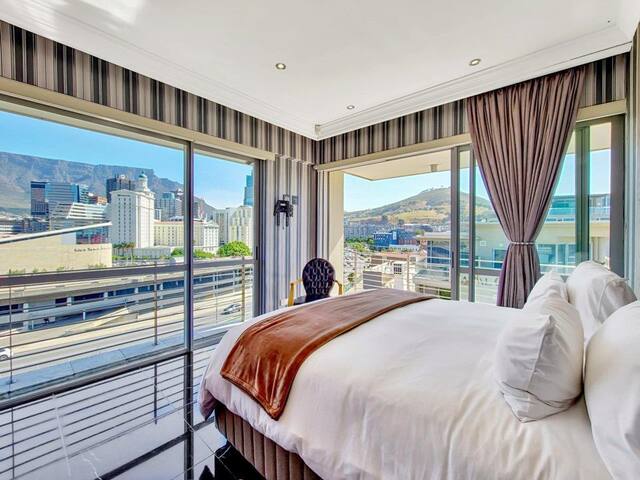 Luxury penthouse close to Waterfront & CTICC gallery image 3