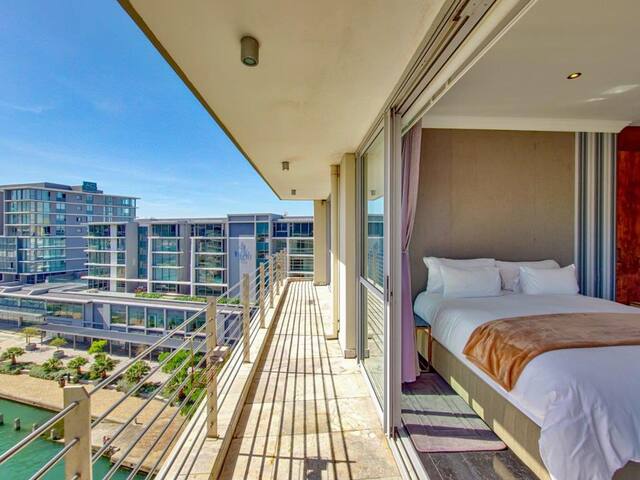 Luxury penthouse close to Waterfront & CTICC gallery image 5