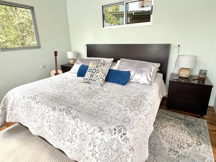 חדר שינה ראשי עם נוף ליער טרופי.

אפשר למצוא את סיור הווידאו שלנו בכתובת facebook.com/casadecacao.costarica