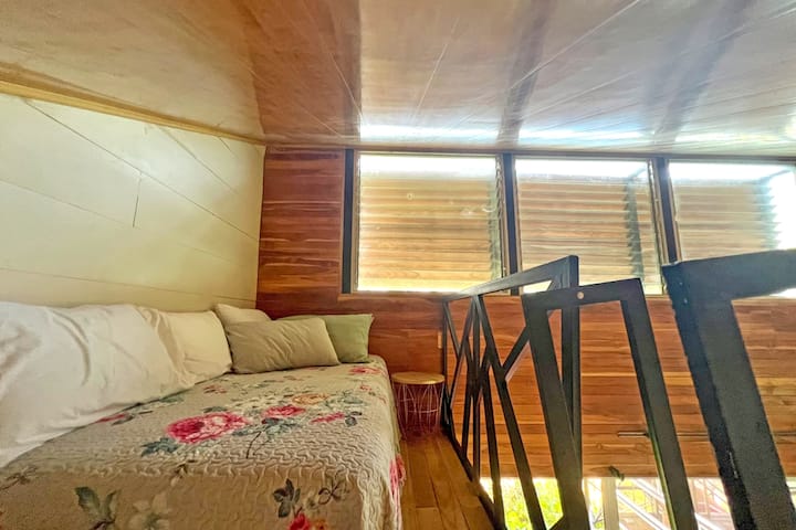 חלל המיטה השני נמצא בלופט הזה.

אפשר למצוא את סיור הווידאו שלנו בכתובת facebook.com/casadecacao.costarica