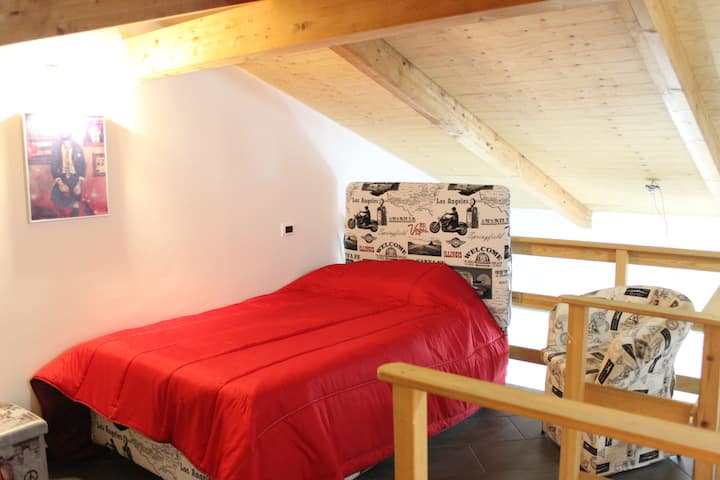 Jedna a pol štvorcová posteľ v medziposchodí 