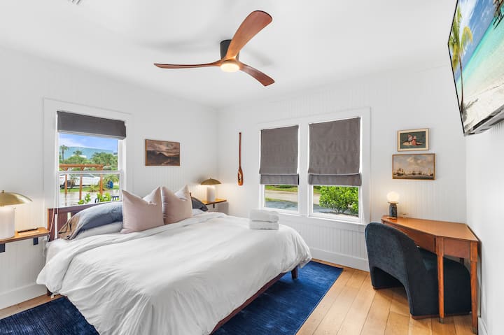 Ჩვენი მთავარი საძინებელი საუკეთესო ადგილია კომფორტისთვის. Ჩვენ მხოლოდ საუკეთესოს ვიყენებთ, როცა საქმე მატრასებსა და თეთრეულს ეხება. Ეს ოთახი აღჭურვილია სამუშაო სივრცითა და სმარტ-ტელევიზორით. 