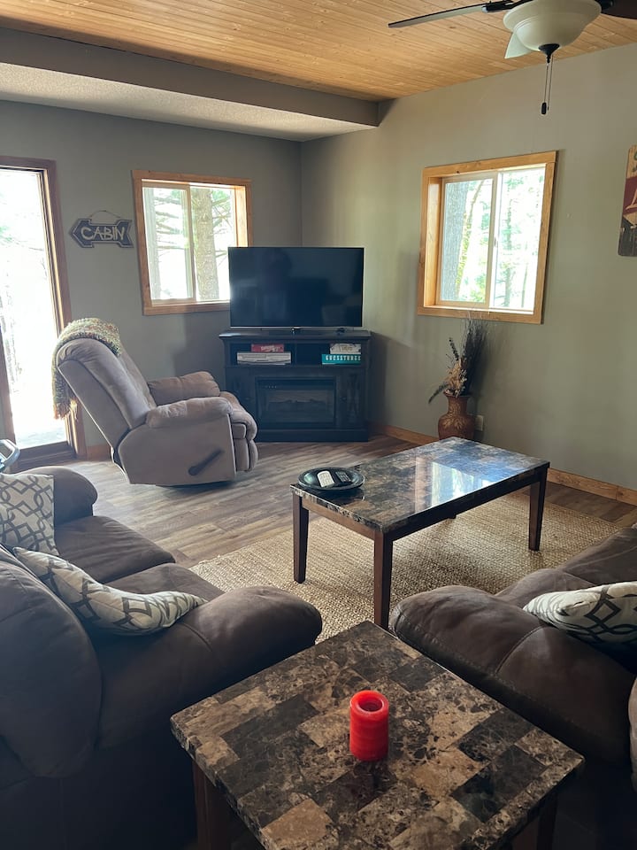 Sebule iliyo na makochi 2 kamili na kiti cha kupenda, kikalio na meko . 