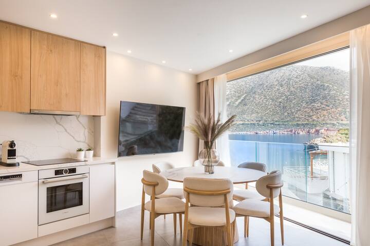 Iris Luxury Home, beachfront with jacuzzi in Mpali gallery image 3