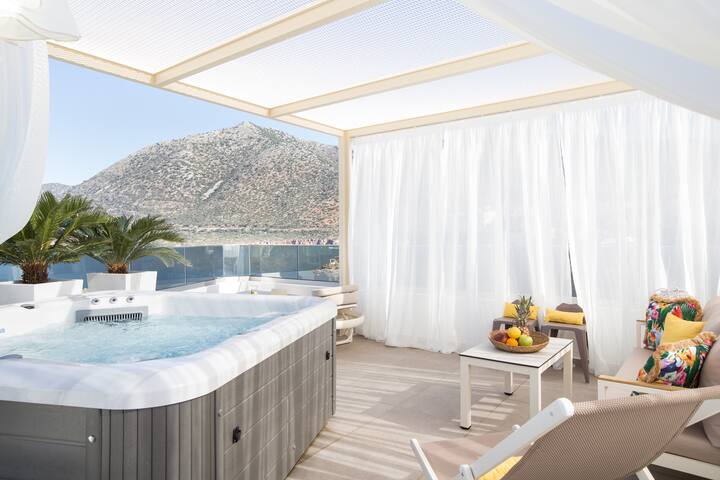 Iris Luxury Home, beachfront with jacuzzi in Mpali