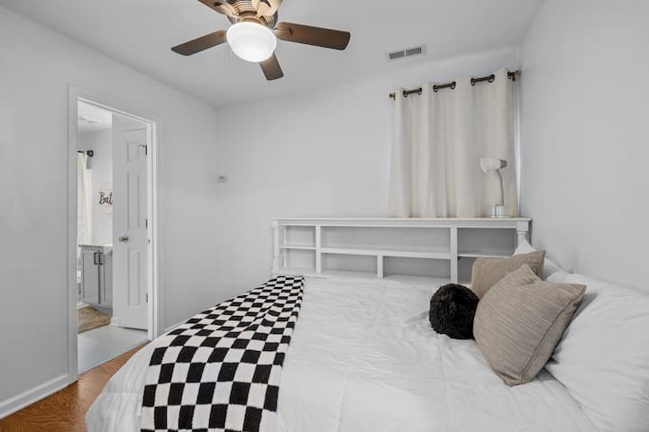 Cama doble con baño Jack y Jill que se conecta al dormitorio #2