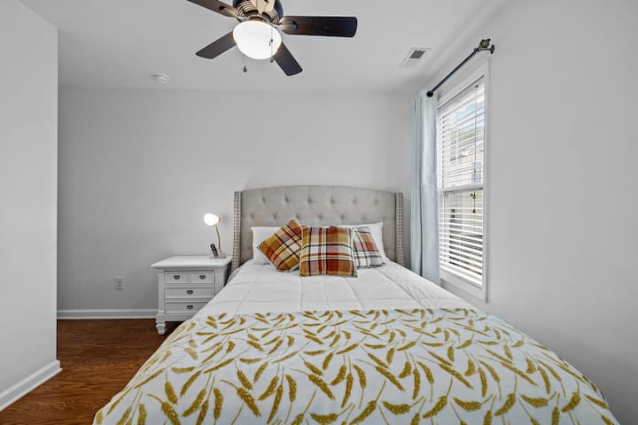 Cama tamaño queen con baño Jack y Jill que conecta con el tercer dormitorio