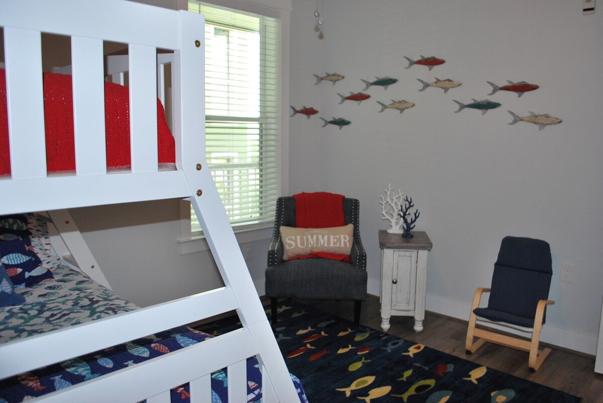 Двуетажната стая има пълно легло на долното единично легло отгоре.