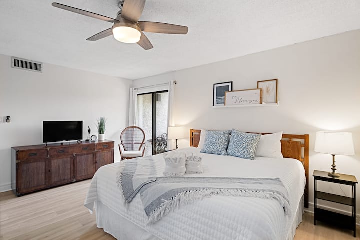 La camera da letto principale è spaziosa, con letto matrimoniale grande, armadio matrimoniale e bagno privato. Il terzo balcone si trova in questa stanza ed è coperto da tende oscuranti in modo da non dover alzare con il sole. 