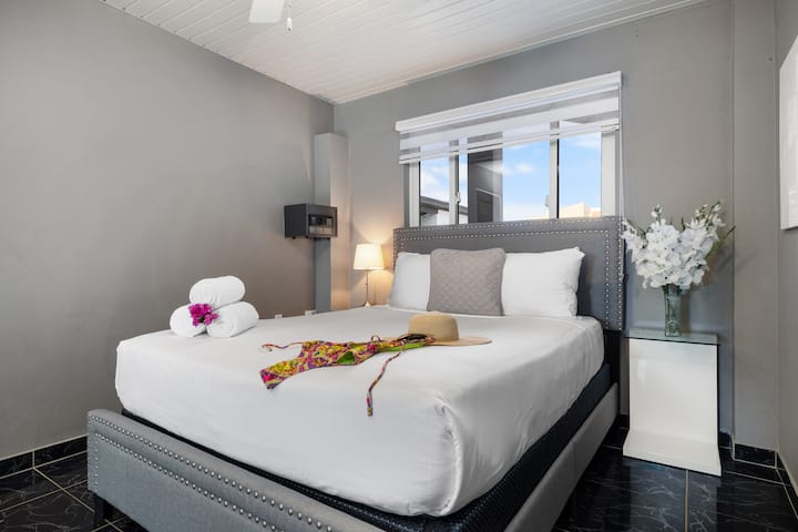  Deléitate con la comodidad de nuestra habitación con cama king, donde te esperan noches de descanso y mañanas rejuvenecedoras entre la brisa de la isla.