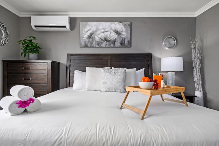 Relájate en uno de nuestros espaciosos dormitorios tamaño king, donde la lujosa ropa de cama y los elegantes muebles crean un oasis de relajación en medio de la vibrante energía de Aruba.