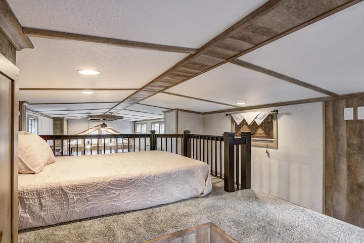 Ლოფტით მოპირკეთებული საძინებელი ერთი ერთადგილიანი და ერთი ორადგილიანი საწოლით 