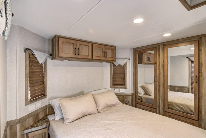 Საძინებელი 152 × 203 სმ ზომის საწოლით 