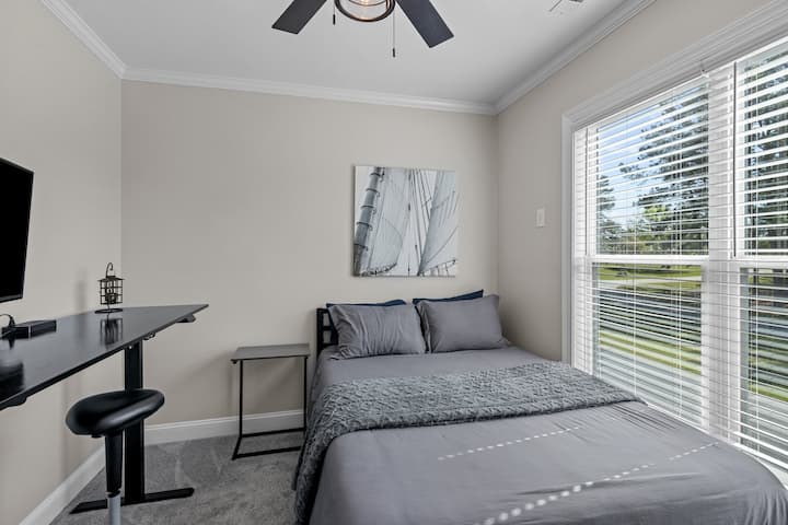 ¡Nuestro dormitorio de casa de vacaciones, que se completa con un elegante televisor para tus necesidades de entretenimiento! Entra en un espacio donde la relajación se encuentra con la comodidad, ya que el ambiente acogedor te invita a relajarte después de un día de aventuras. 