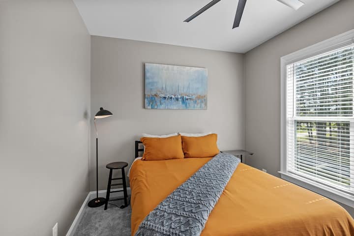 Entra en un espacio diseñado para descansar y relajarte, donde cada detalle está diseñado para garantizar tu comodidad. Sumérgete en la lujosa comodidad de nuestra cama tamaño queen, adornada con sábanas suaves y almohadas suaves, prometiendo una noche de sueño reparador. 