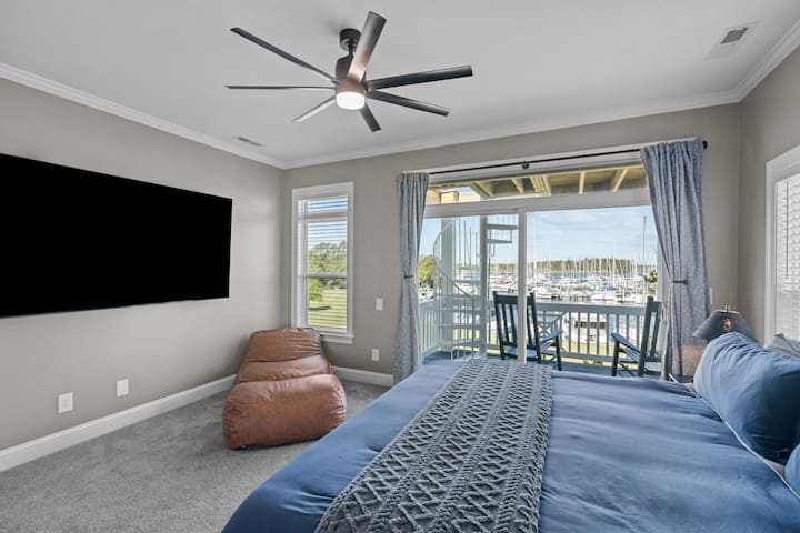 Transforma tu dormitorio principal en un cine personal con nuestro enorme televisor de pantalla plana de 85 pulgadas. Relájate con estilo en una cama tamaño king mientras disfrutas de tus programas y películas favoritos con un detalle impresionante. ¡El epítome del lujo y la comodidad te espera!