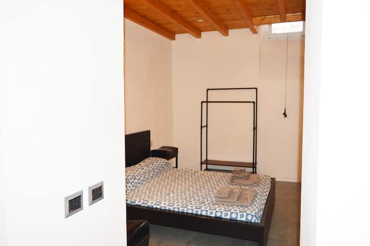 חדר שינה פרטי עם תקרת קורות עץ
