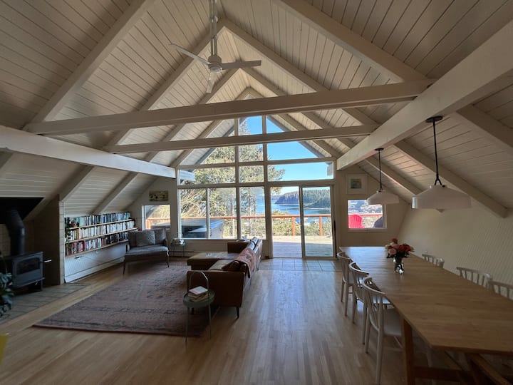 island retreat with sauna & hot tub