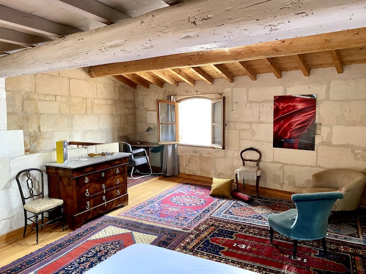 Skrifborð, stofa 2 og svefnherbergi 2 á 2. hæð. 