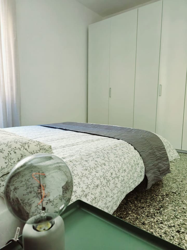 Grote vierdeurs kast, dressoir voorzien van slaapkamer 1