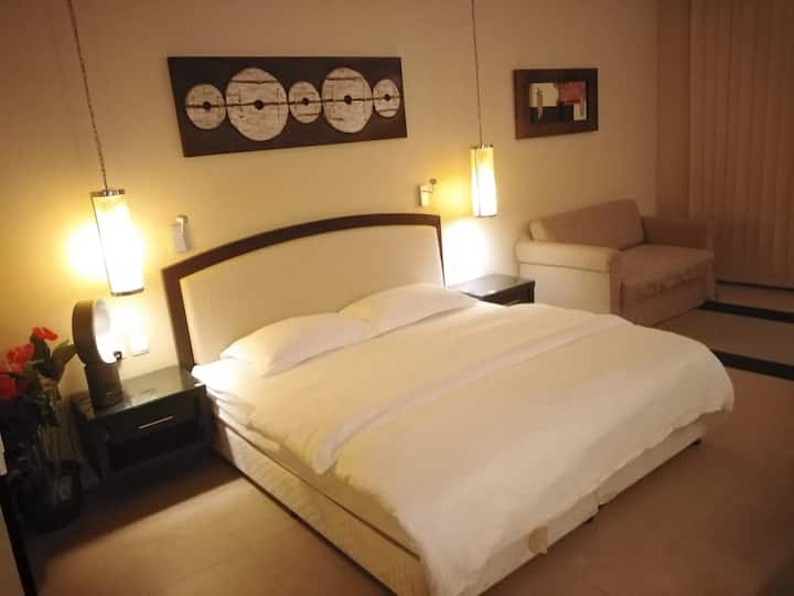 главна спалня с единично легло на приземния етаж