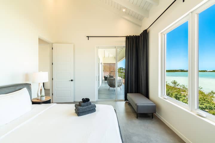 Спалня отстрани на басейна на 2 - ри етаж