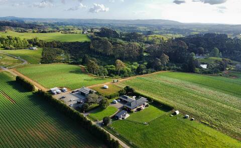 Large Farm Stay with Spa Pool