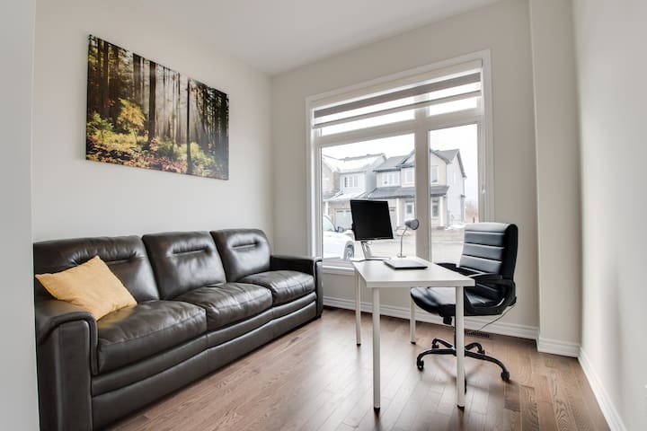 Peaceful House at Barrhaven Ottawa gallery image 2