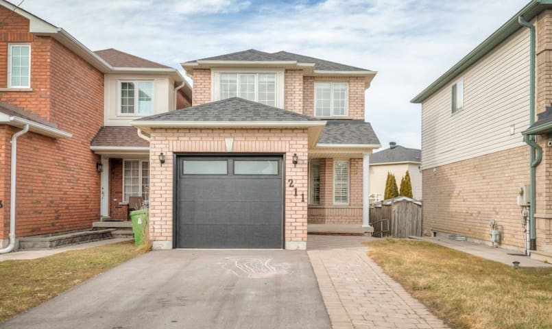 Cozy house near HWY401 & Go station in Scarborough