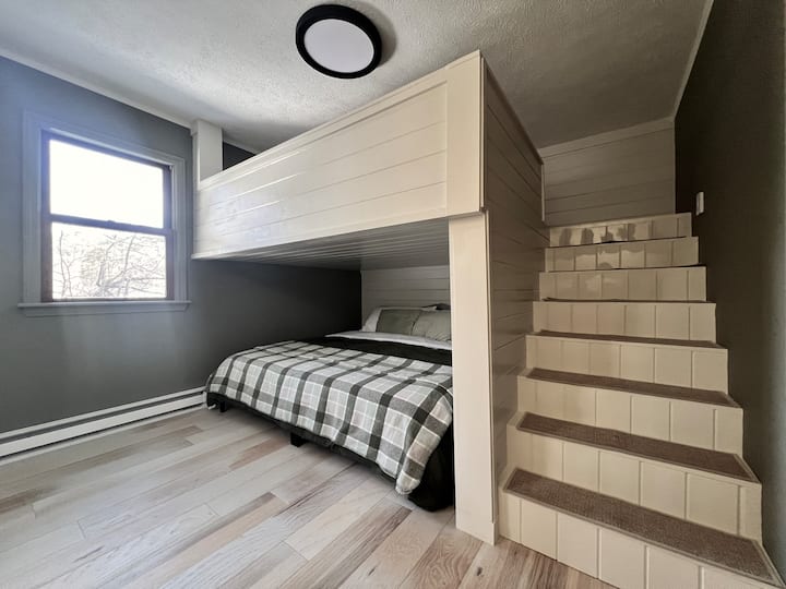 Spálňa č.3 - [ BOROVICOVÁ IZBA ] Manželská posteľ nad manželskou posteľou King. 