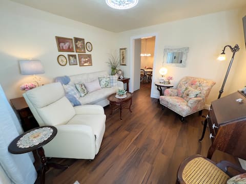 Top performing Airbnb: Vintage Cottage in Midtown