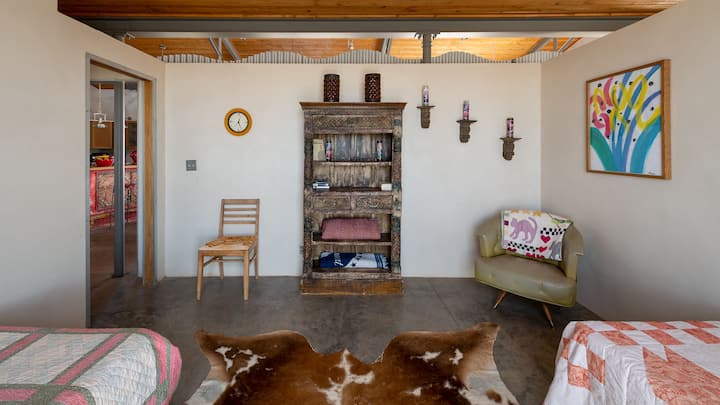 Შუა საძინებელი ორი ორადგილიანი საწოლით