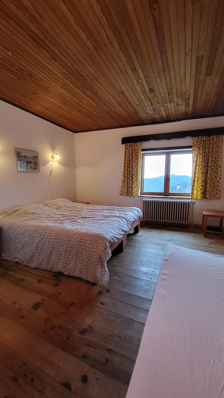 Трокреветна соба со прицврстена бања