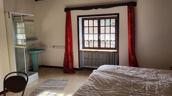 Двокреветна соба со туш и мијалник
