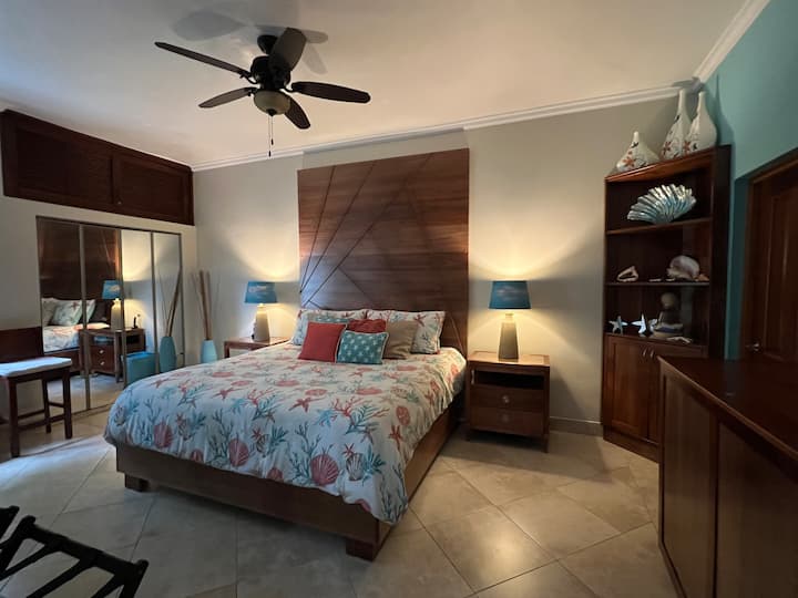 Dormitorio con colchón King renovado en noviembre de 2023.