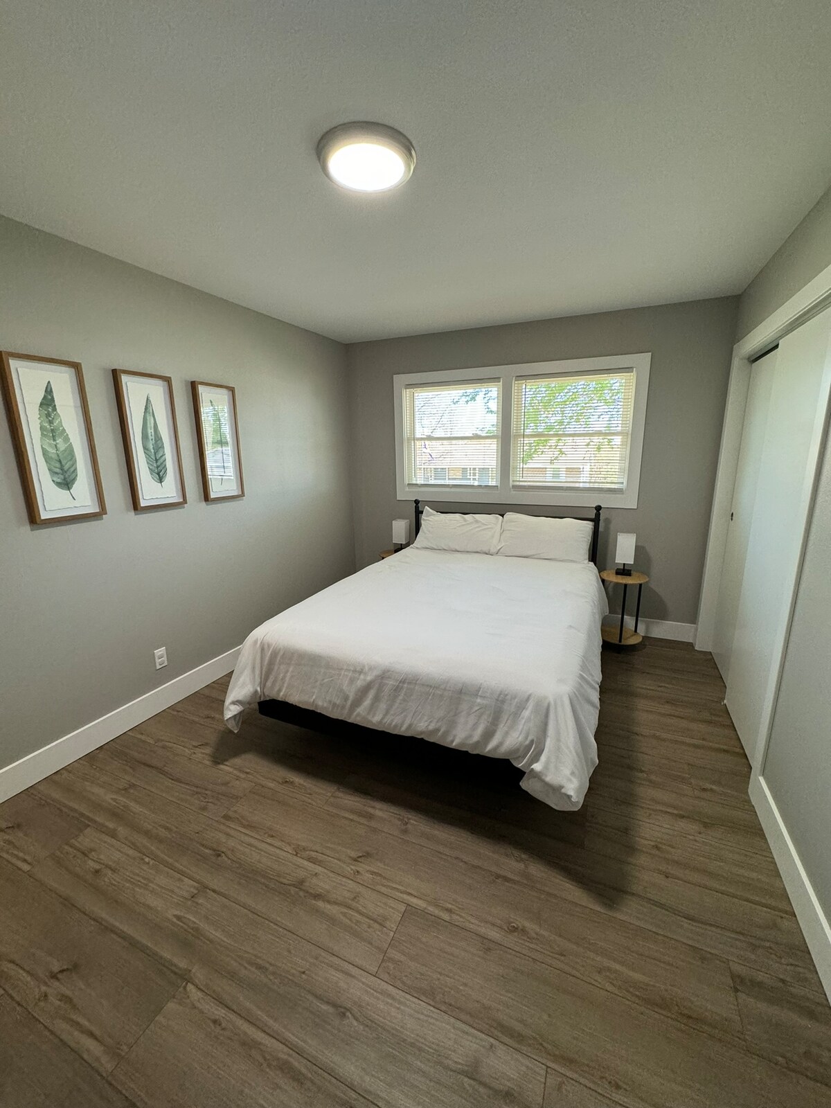 Hoofdslaapkamer met aangrenzende badkamer.  Gelegen boven.