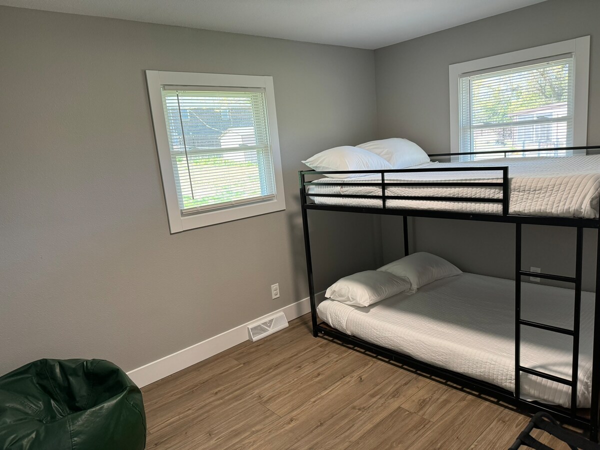 Boven gelegen.  Full size stapelbedden.  Maximaal gewicht 200 lbs.  Pack 'n play, speelgoed en boeken in de kast.