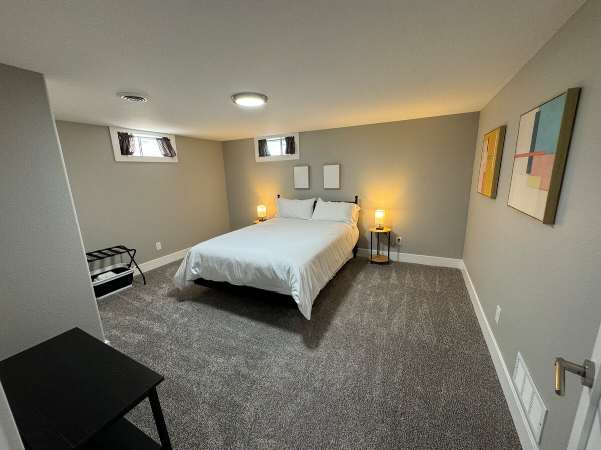 Niet-conforme slaapkamer.  Bevindt zich beneden.